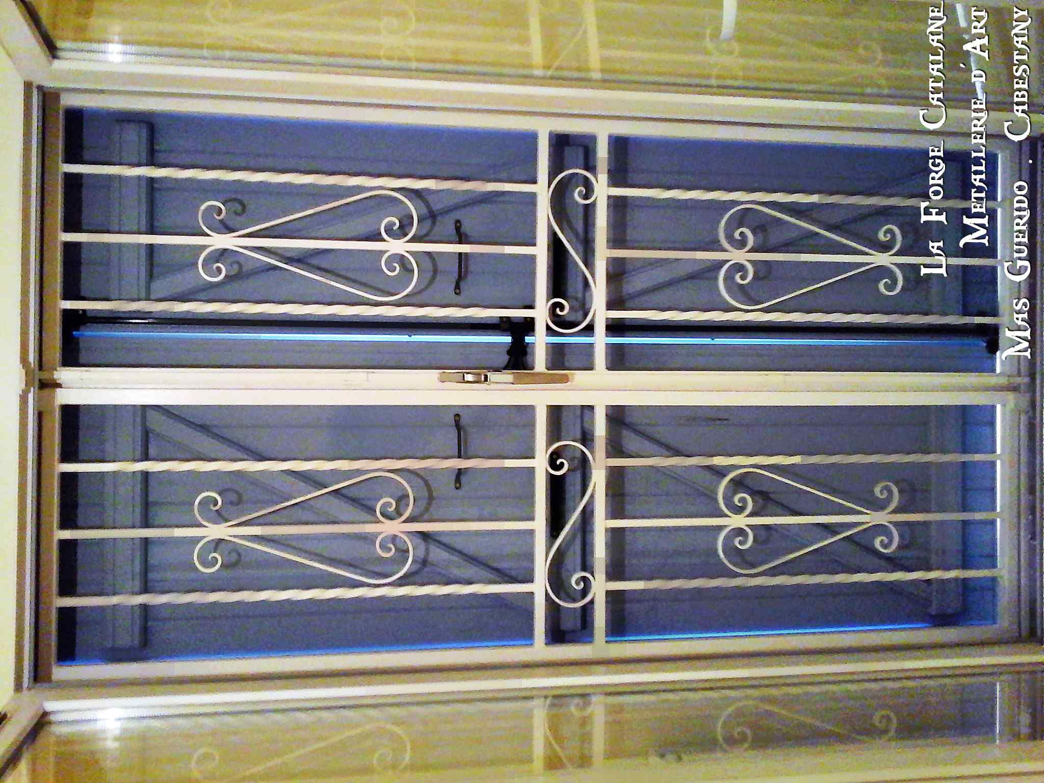 grille articulee 2 vantaux volutes coeur forge catalane.jpg